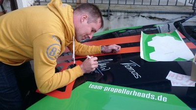 Team Propellerheads - Thomas Ebert unterschreibt auf der Motorhaube